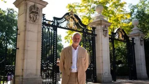 Artist Plans to Capture Royal's Majesty in Monument